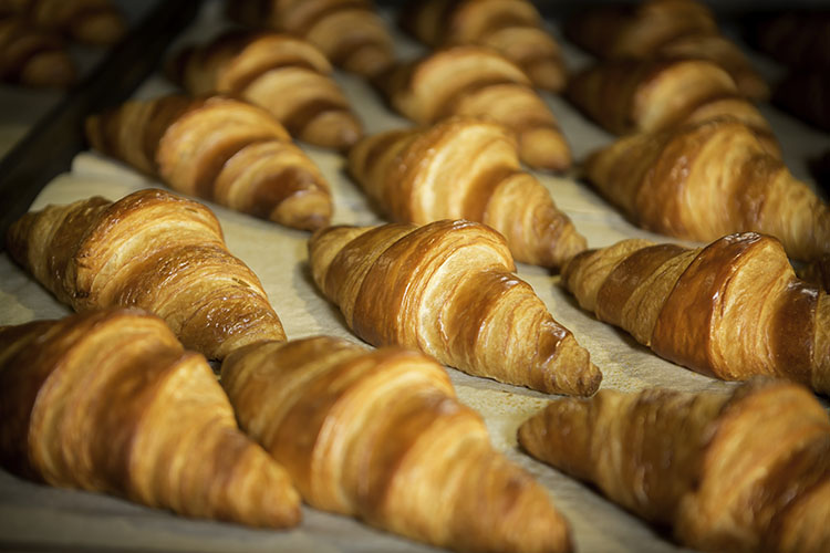 f2m-bbi-03-24- fine bakery and viennoiserie-Baked_croissant