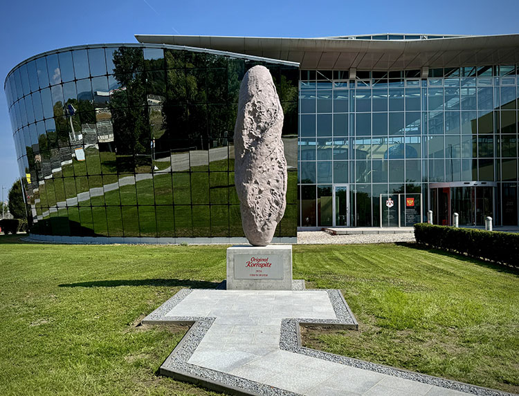 f2m-bbi-05-25-People and Markets-Granit-Kornspitz von Erwin Wurm