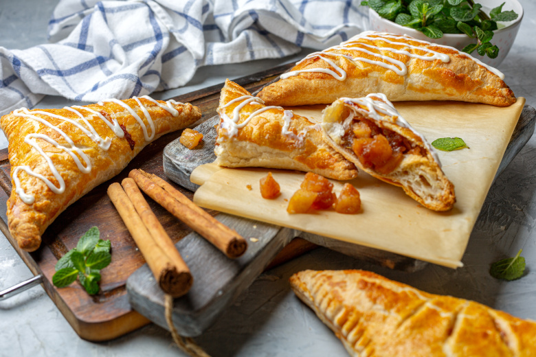 Puff pastry apple pastry turnovers for dessert.