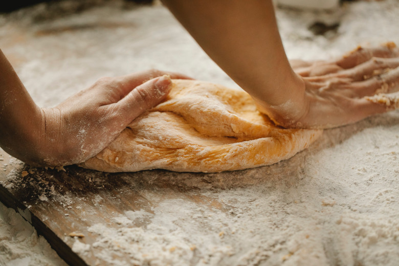 f2m_hands_kneading_klaus-nielsen