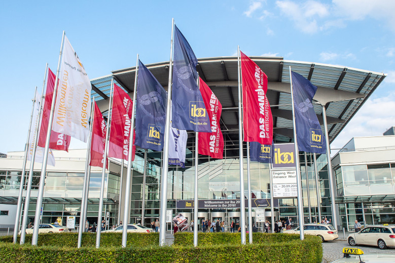 Herrliches Wetter zum Start der iba 2018 in München – Eingang West.