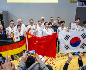 THE iba.UIBC.CUP OF BAKERS 2023 Siegerehrung des iba.UIBC CUP of Bakers 2023 auf der Bühne des iba.FORUM. Hier die glücklichen Gewinner des UIBC Cups 2023 – Team Deutschland (3. Platz, Team China (1. Platz) und Team Korea (2. Platz) mit den Jurymitgliedern.