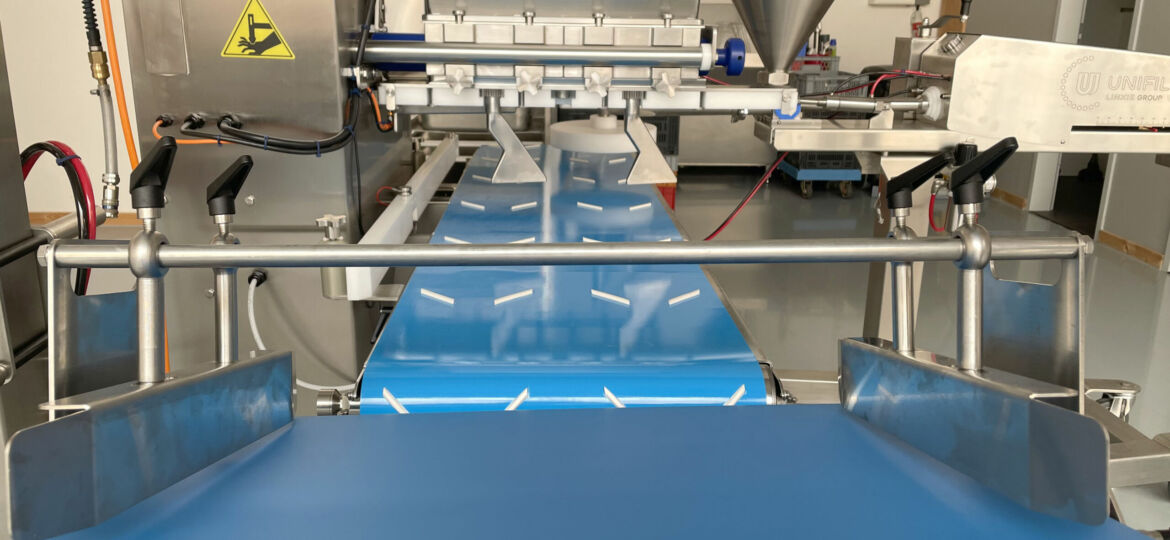 f2m-bbi-2021-05-new-MultiStation-conveyor-belt-for-cake-production.jpg